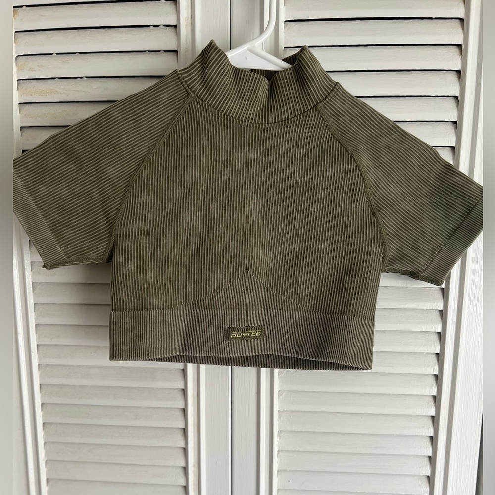 Bo+Tee XS Crop Top in Khaki